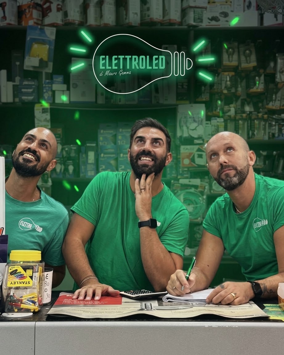 Il team di Elettroled in negozio con la maglia verde